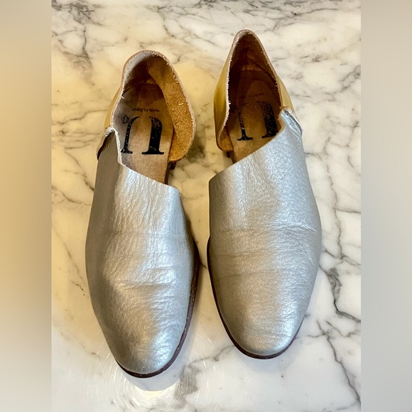 EUC Rare U-Dot Asymmetric Metallic Leather Slip-On Flats 7 Matte & Glossy Gold - Picture 9 of 16